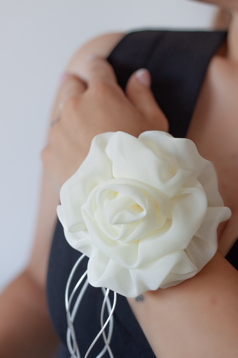 Baltas gėlės formos rankos aksesuaras