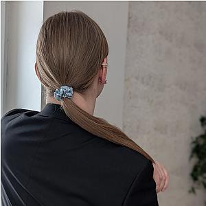 100% natūralaus šilko plaukų gumelė, šviesiai mėlyna