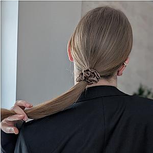 100% natūralaus šilko plaukų gumelė, sodri ruda