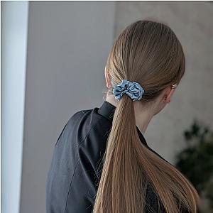 100% natūralaus šilko plaukų gumelė, šviesiai mėlyna